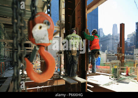 Vite di lavoratori di una colonna in acciaio in posizione presso la Torre un sito del World Trade Center e la parte inferiore di Manhattan, New York City, Stati Uniti d'America Foto Stock