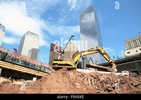 Un caricatore frontale si muove una vecchia colonna in acciaio vicino a parete Seacant sul World Trade Center, la parte inferiore di Manhattan, New York City, Stati Uniti d'America Foto Stock