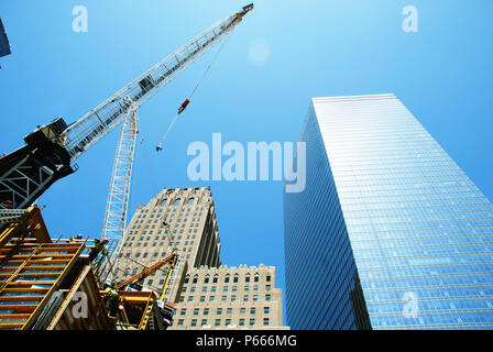 Gru a torre movimentazione di materiali nella torre un sito, la parte inferiore di Manhattan, New York City, Stati Uniti d'America Foto Stock