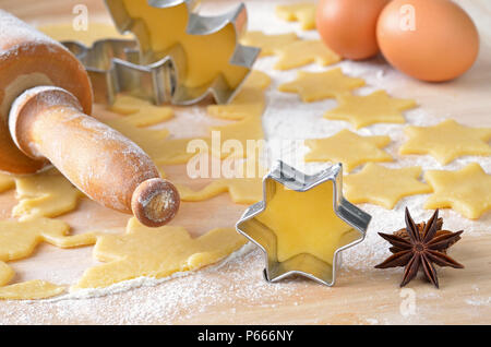 Il taglio della pasta per biscotti di Natale Foto Stock