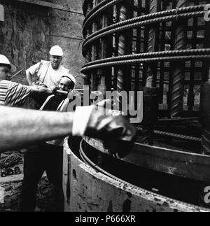 Il fissaggio del rinforzo in acciaio per il calcestruzzo gettato in opera la struttura. Foto Stock