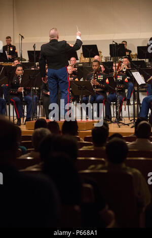 CAMP HANSEN, Okinawa, Giappone - La III Marine Expeditionary Force Band eseguito un tributo dedicato alle vittime del 2011 Grande Oriente giappone terremoto e le vittime del recente terremoto di Kumamoto al loro concerto di primavera il 7 maggio 2016 a Tedako Hall di Okinawa, in Giappone. III MEF comandante tenente Gen. Lawrence Nicholson, Ginowan Sindaco della città Atsushi Sakima, Ministero degli Affari Esteri Ambasciatore Masashi Mizukami e molti altri illustri visitatori hanno partecipato al concerto. La III MEF Band è composta da 50 Marines ed esegue in oltre 300 eventi ogni anno, compreso il Giappone Forza di Autodifesa Foto Stock