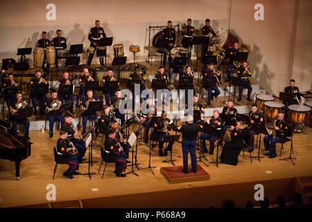 CAMP HANSEN, Okinawa, Giappone - La III Marine Expeditionary Force Band eseguita il loro concerto di primavera per la comunità di Okinawa e illustri ospiti Maggio 7, 2016 a Tedako Hall di Okinawa, in Giappone. III MEF comandante tenente Gen. Lawrence Nicholson, Ginowan Sindaco della città Atsushi Sakima, Ministero degli Affari Esteri Ambasciatore Masashi Mizukami e molti altri illustri visitatori hanno partecipato al concerto. Il MEF III banda è la sola forza expeditionary banda in Marine Corps, che presenta diverse funzionalità musicali e le competenze in una vasta gamma di impostazioni. (U.S. Marine Corps foto di Cpl. Tiffany ed Foto Stock