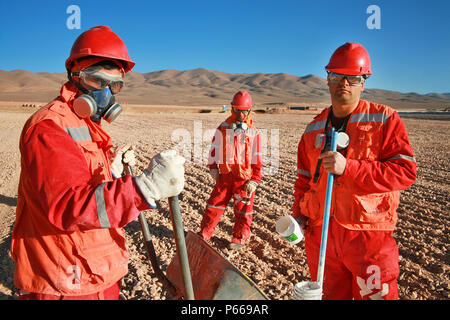 Lavoratori per preparare il terreno per lisciviazione di solfuro Foto Stock