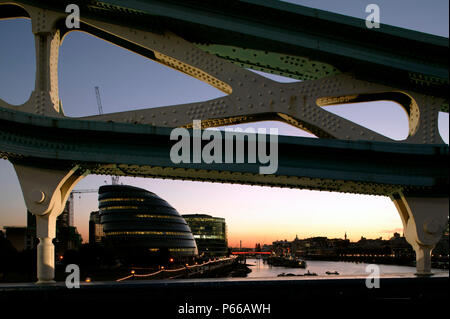 Vista notturna dell'edificio di GLA e altro edificio per uffici dal fiume Thames, London, Regno Unito. Foto Stock