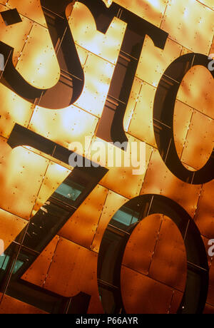 Scritte di notte, Wales Millennium Centre Cardiff Bay, South Wales, progettato e costruito in Galles, la WMC sulla Baia di Cardiff waterfront è fatta di 5000 Foto Stock