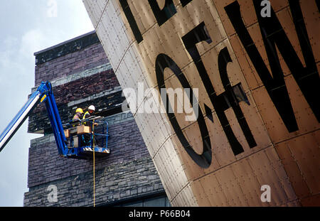 Manutenzione di facciata in Wales Millennium Centre, la Baia di Cardiff Galles del Sud, progettato e costruito in Galles, la WMC sulla Baia di Cardiff waterfront è fatta di Foto Stock