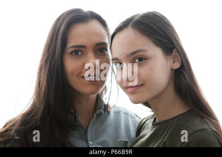 Due sorelle in piedi accanto a ciascun altro Foto Stock