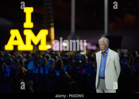 Academy Award-winning attore Morgan Freeman narra per la cerimonia di apertura di essi 2016 Invictus giochi in Orlando, Florida il 8 maggio, 2016. (DoD News foto da EJ Hersom) Foto Stock