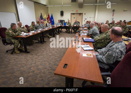 Gen. Robert B. Abrams, Commander, U.S. Forze armate comando, si incontra con il adjutants' generali e i loro rappresentanti dalla Federal Emergency Management Agency le regioni 1 e 2, che include il Connecticut, Maine, Massachusetts, New Hampshire, New Jersey, New York, Puerto Rico, Rhode Island, Vermont, e le Isole Vergini, presso il New Jersey la guardia nazionale di formazione congiunta e di formazione del Centro di sviluppo, a base comuneGuire-Dix Mc-Lakehurst, N.J., 5 maggio 2016. La riunione è parte di una serie di impegni tra il comandante FORSCOM e adjutants generale che forniscono un forum per informazione Foto Stock