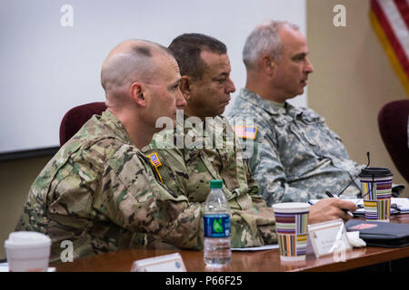 Gen. Robert B. Abrams, Commander, U.S. Forze armate comando, si incontra con il adjutants' generali e i loro rappresentanti dalla Federal Emergency Management Agency le regioni 1 e 2, che include il Connecticut, Maine, Massachusetts, New Hampshire, New Jersey, New York, Puerto Rico, Rhode Island, Vermont, e le Isole Vergini, presso il New Jersey la guardia nazionale di formazione congiunta e di formazione del Centro di sviluppo, a base comuneGuire-Dix Mc-Lakehurst, N.J., 5 maggio 2016. La riunione è parte di una serie di impegni tra il comandante FORSCOM e adjutants generale che forniscono un forum per informazione Foto Stock