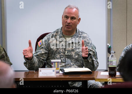 Gen. Robert B. Abrams, Commander, U.S. Forze armate comando, si incontra con il adjutants' generali e i loro rappresentanti dalla Federal Emergency Management Agency le regioni 1 e 2, che include il Connecticut, Maine, Massachusetts, New Hampshire, New Jersey, New York, Puerto Rico, Rhode Island, Vermont, e le Isole Vergini, presso il New Jersey la guardia nazionale di formazione congiunta e di formazione del Centro di sviluppo, a base comuneGuire-Dix Mc-Lakehurst, N.J., 5 maggio 2016. La riunione è parte di una serie di impegni tra il comandante FORSCOM e adjutants generale che forniscono un forum per informazione Foto Stock