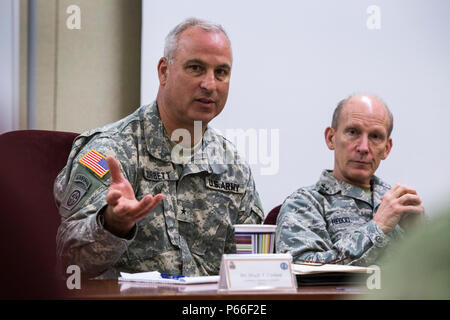 Gen. Robert B. Abrams, Commander, U.S. Forze armate comando, si incontra con il adjutants' generali e i loro rappresentanti dalla Federal Emergency Management Agency le regioni 1 e 2, che include il Connecticut, Maine, Massachusetts, New Hampshire, New Jersey, New York, Puerto Rico, Rhode Island, Vermont, e le Isole Vergini, presso il New Jersey la guardia nazionale di formazione congiunta e di formazione del Centro di sviluppo, a base comuneGuire-Dix Mc-Lakehurst, N.J., 5 maggio 2016. La riunione è parte di una serie di impegni tra il comandante FORSCOM e adjutants generale che forniscono un forum per informazione Foto Stock
