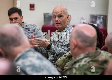 Gen. Robert B. Abrams, Commander, U.S. Forze armate comando, si incontra con il adjutants' generali e i loro rappresentanti dalla Federal Emergency Management Agency le regioni 1 e 2, che include il Connecticut, Maine, Massachusetts, New Hampshire, New Jersey, New York, Puerto Rico, Rhode Island, Vermont, e le Isole Vergini, presso il New Jersey la guardia nazionale di formazione congiunta e di formazione del Centro di sviluppo, a base comuneGuire-Dix Mc-Lakehurst, N.J., 5 maggio 2016. La riunione è parte di una serie di impegni tra il comandante FORSCOM e adjutants generale che forniscono un forum per informazione Foto Stock