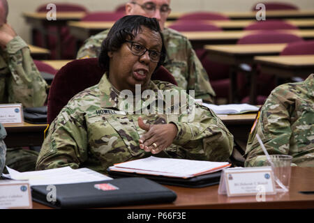 Gen. Robert B. Abrams, Commander, U.S. Forze armate comando, si incontra con il adjutants' generali e i loro rappresentanti dalla Federal Emergency Management Agency le regioni 1 e 2, che include il Connecticut, Maine, Massachusetts, New Hampshire, New Jersey, New York, Puerto Rico, Rhode Island, Vermont, e le Isole Vergini, presso il New Jersey la guardia nazionale di formazione congiunta e di formazione del Centro di sviluppo, a base comuneGuire-Dix Mc-Lakehurst, N.J., 5 maggio 2016. La riunione è parte di una serie di impegni tra il comandante FORSCOM e adjutants generale che forniscono un forum per informazione Foto Stock