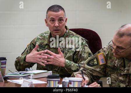Gen. Robert B. Abrams, Commander, U.S. Forze armate comando, si incontra con il adjutants' generali e i loro rappresentanti dalla Federal Emergency Management Agency le regioni 1 e 2, che include il Connecticut, Maine, Massachusetts, New Hampshire, New Jersey, New York, Puerto Rico, Rhode Island, Vermont, e le Isole Vergini, presso il New Jersey la guardia nazionale di formazione congiunta e di formazione del Centro di sviluppo, a base comuneGuire-Dix Mc-Lakehurst, N.J., 5 maggio 2016. La riunione è parte di una serie di impegni tra il comandante FORSCOM e adjutants generale che forniscono un forum per informazione Foto Stock