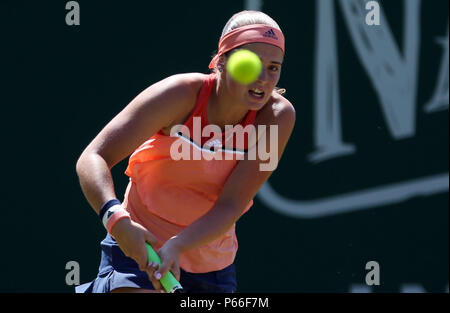 Jelena Ostapenko durante il giorno cinque della natura internazionale della valle in Devonshire Park, Eastbourne. Foto Stock