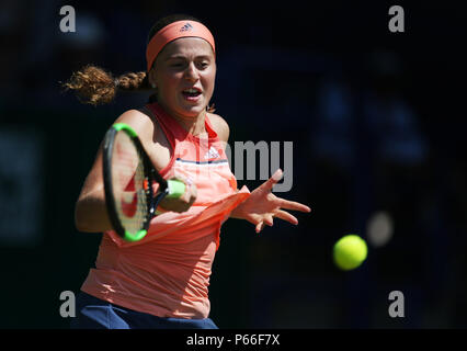 Jelena Ostapenko durante il giorno cinque della natura internazionale della valle in Devonshire Park, Eastbourne. Foto Stock