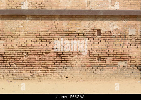 Adove fango, muro di mattoni in day time. Background urbano e copia vuota spazio per Editor il contenuto. Foto Stock
