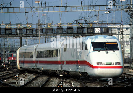Tedesco Ice (Inter City Express) treno alla stazione principale di Zurigo, Svizzera Foto Stock