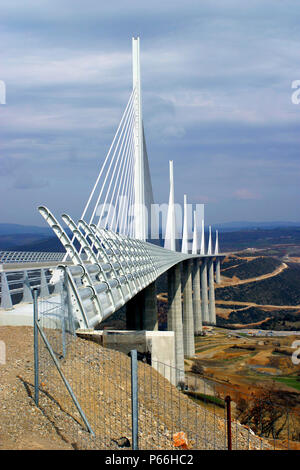 I 2,5 km il viadotto di Millau, Francia, è il ponte più alto del mondo. Ciascuna delle sue sezioni si estende per 350 metri e la sua gamma di colonne in altezza da 75 m Foto Stock