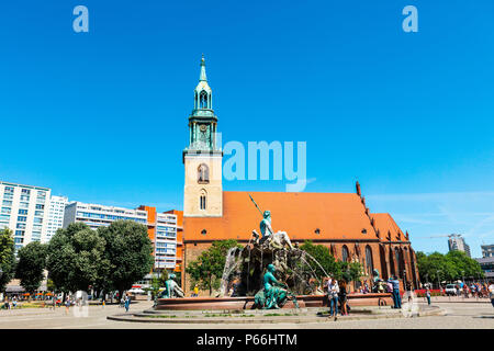 Fontana di Nettuno con la Chiesa di Santa Maria (Marienkirche) su un lato è la più antica fontana di lavoro a Berlino progettato da architech Karl Friedrich Schink Foto Stock