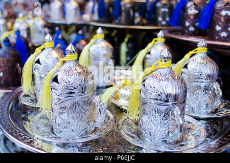 Turk per caffè. Tradizionale a mano set. Teiera e tazze per il tè e il caffè. Antica, orientale d'argento metallizzato set. Bagno turco piatti nazionali. Stoviglie Foto Stock