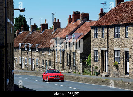 Auto sportiva a Thornton-le-Dale, North Yorkshire, Inghilterra, Regno Unito Foto Stock