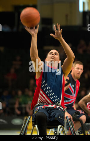 Ritirato U.S. Navy Chief Petty Officer Javier Rodriguez tenta un tiro libero durante il basket in carrozzella medaglia d'oro in giro per il 2016 Invictus Giochi di Orlando, Florida, 12 maggio 2016. (DoD photo E. Joseph Hersom) Foto Stock