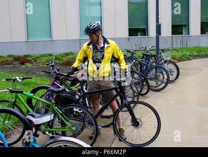 Intrepid nazionale Centro di Eccellenza della marina militare Direttore Capt. Walter M. Greenhalgh parcheggia la sua bicicletta presso una delle numerose rastrelliere sul supporto navale attività Bethesda (NSAB). La procedura di installazione è impostata in modo da essere uno della regione più soste ai box durante il moto annuo per giorno di lavoro, verificatesi maggio 20. Foto Stock