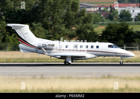 Stoccarda, Germania - Primavera 2018: un aereo all'Aeroporto di Stoccarda Foto Stock