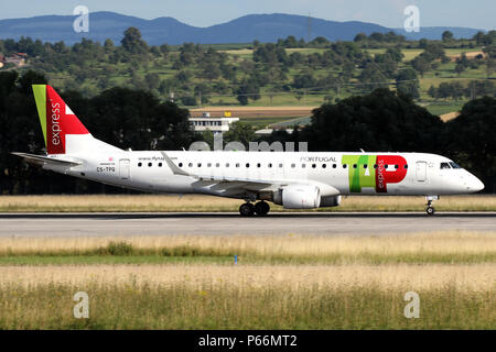 Stoccarda, Germania - Primavera 2018: un aereo all'Aeroporto di Stoccarda Foto Stock