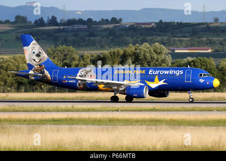 Stoccarda, Germania - Primavera 2018: un aereo all'Aeroporto di Stoccarda Foto Stock