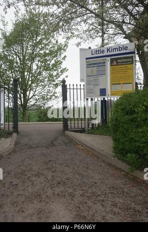 Ingresso alla piattaforma e segnali di informazione alla piccola stazione di Kimble, Buckinghamshire. 2007 Foto Stock