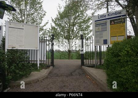 Ingresso alla piattaforma, calendario e segnali di informazione a poco stazione Kimble, Buckinghamshire. 2007 Foto Stock