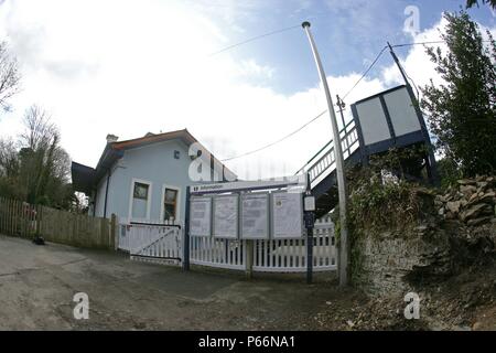 Vista fisheye del accedere alla stazione e il piazzale antistante al St. tedeschi stazione, Cornwall. 2006 Foto Stock