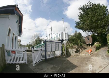 Vista fisheye del accedere alla stazione e il piazzale antistante al St. tedeschi stazione, Cornwall. 2006 Foto Stock