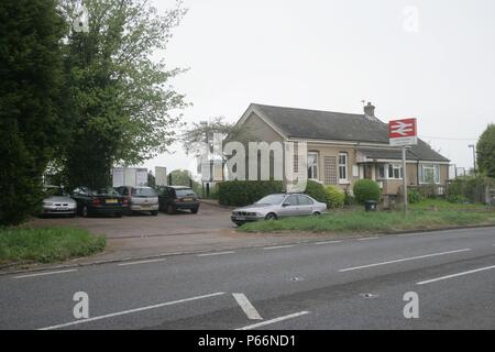 Facciata e parcheggio auto a poco stazione Kimble, Buckinghamshire. 2007 Foto Stock
