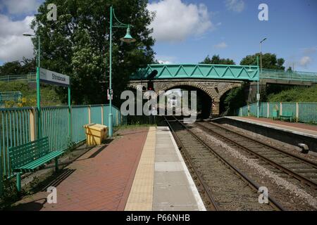 Piattaforma generale vista in stazione Shirebrook, Derbyshire che mostra la piattaforma banco. 2007 Foto Stock