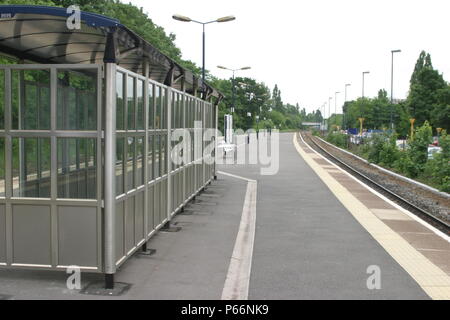 Piattaforma generale vista di Acocks Green Station, Birmingham che mostra in attesa di riparo. 2007 Foto Stock