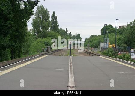 Piattaforma generale vista di Acocks Green Station, Birmingham. 2007 Foto Stock