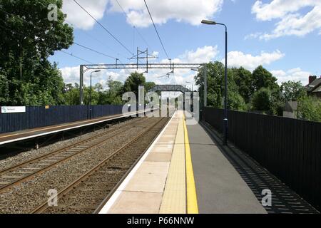 Piattaforma generale vista della stazione di Berkswell, Warwickshire mostra overhead catenaria elettrica. 2007 Foto Stock