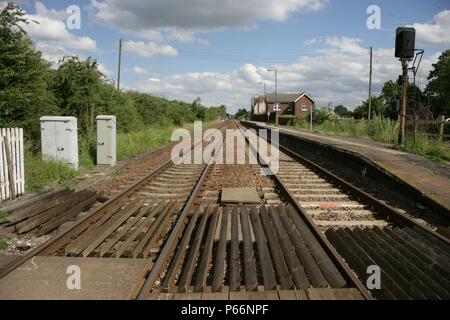 Piattaforma generale vista della stazione Bottesford, Leicestershire mostra passaggio a livello di protezione. 2007 Foto Stock