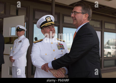 Il Segretario della Difesa Ash Carter saluta Adm. Bill Gortney, commander, North American Aerospace Defense e comandante, U.S. Comando Nord, come egli arriva per il cambiamento della cerimonia di comando tra il comandante uscente Adm. Bill Gortney, North American Aerospace Defense e comandante, U.S. Comando Nord, e Air Force Gen. Lori Robinson alla Peterson Air Force Base, Colo., 13 maggio 2016 . (Foto di Senior Master Sgt. Adrian Cadice)(rilasciato) Foto Stock