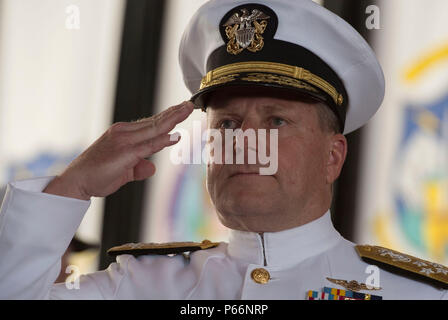 Adm. Bill Gortney, commander, North American Aerospace Defense e comandante, U.S. Comando Nord rende onora come egli è rediretto a bordo durante la modifica del comando cerimonia dove ha rinunciato a comando per Air Force Gen. Lori Robinson alla Peterson Air Force Base, Colo., 13 maggio 2016 . (Foto di Senior Master Sgt. Adrian Cadice)(rilasciato) Foto Stock