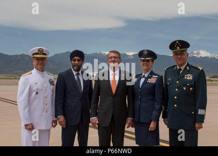 Il Segretario della Difesa di Carter di cenere in posa per una foto con il segretariato messicano della Marina Vidal Francisco Soberón Sanz, ministro canadese della difesa nazionale Harjit Sajjan, Commander, North American Aerospace Defense e comandante, U.S. Comando Nord Gen. Lori Robinson e exican Segreteria della difesa nazionale Salvador Cienfuegos Zepeda a seguito del cambiamento della cerimonia di comando tra ADM. Bill Gortney, comandante uscente, North American Aerospace Defense e comandante, U.S. Comando Nord, e Air Force Gen. Lori Robinson alla Peterson Air Force Base, Colo., 13 maggio 2016 . (Foto di Senior Foto Stock