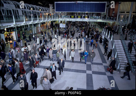 Vista generale del piazzale della stazione di Liverpool Street, Londra. C 1993 Foto Stock