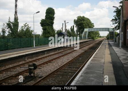 Vista generale delle piattaforme e passerella alla stazione di Bingham, Nottinghamshire che mostra anche il segnale di terra. 2007 Foto Stock