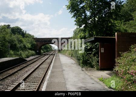 Vista generale delle piattaforme e attesa di rifugio a Elton e stazione Orston, Lincolnshire. 2007 Foto Stock