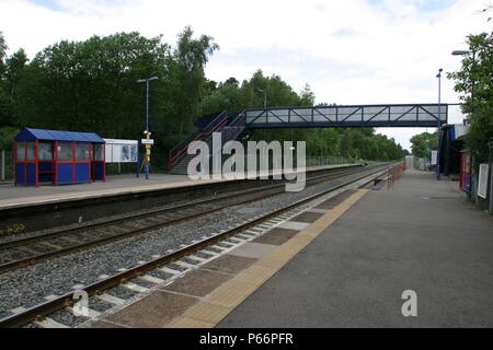 Vista generale delle piattaforme a stazione di Lapworth, Warwickshire, mostrando il rifugio di attesa e passerella. 2007 Foto Stock